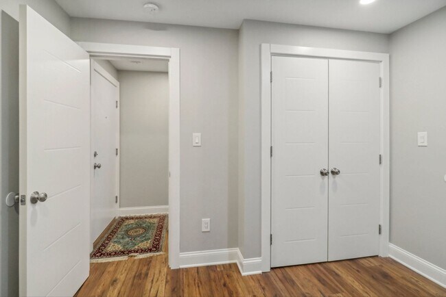 Building Photo - Modern 2-Bedroom with In-Unit W/D on Georg...
