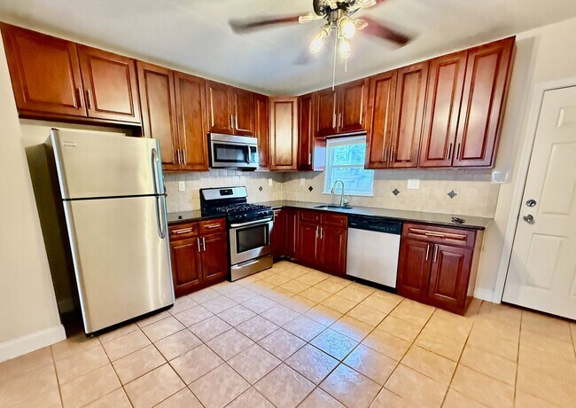 Building Photo - SPACIOUS 3BR/1BA HOUSE w/ Central AC-HARDW...