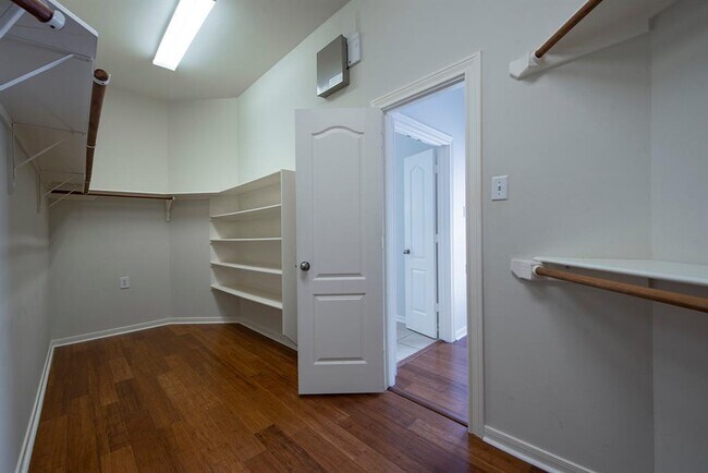 Building Photo - 3238 Enclave Ln
