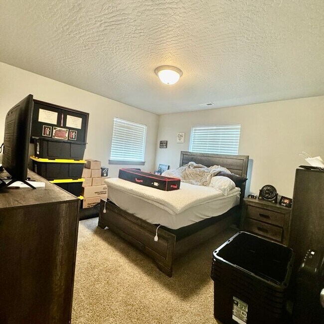 Building Photo - Beautiful 4 bedroom home