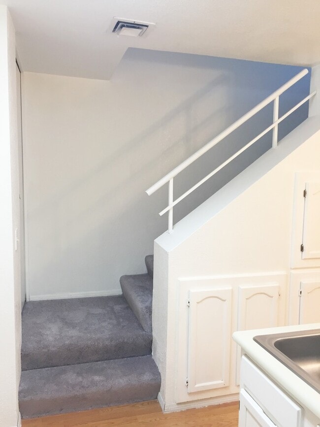 Building Photo - **COMFORTABLE 2br/2ba TOWNHOME (GILBERT & ...