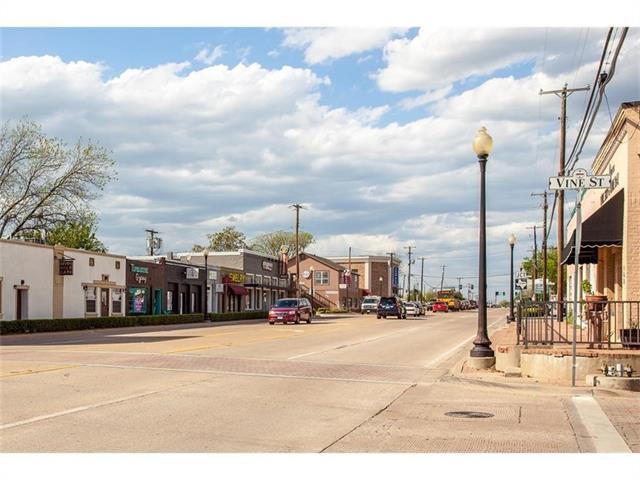 Building Photo - 231 E Vine St