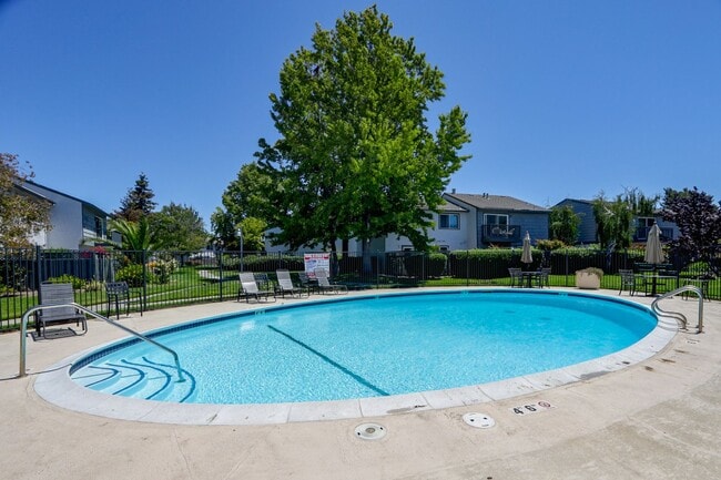 Building Photo - 3 Bed / 2.5 Bath light and spacious townho...