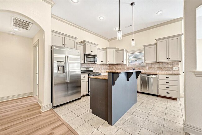 Building Photo - 103 NE Chicory Ln