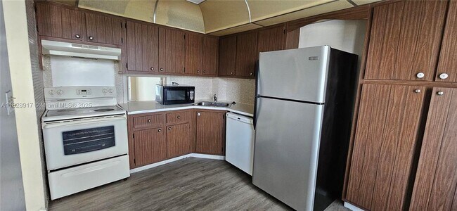Building Photo - 1175 NE Miami Gardens Dr
