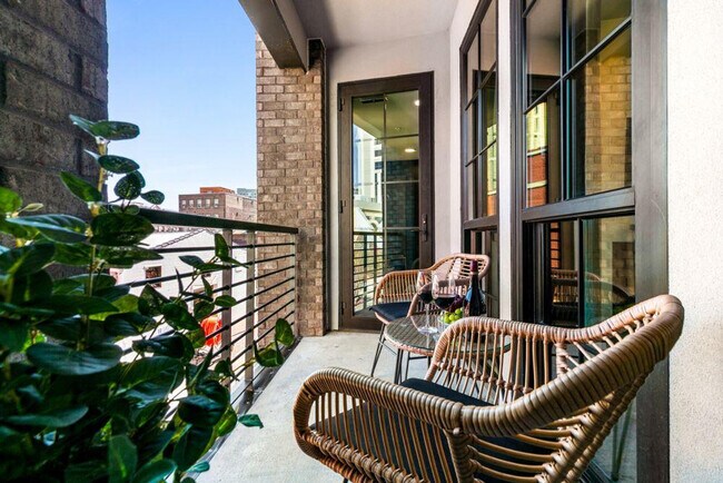 Building Photo - 611 Commerce St