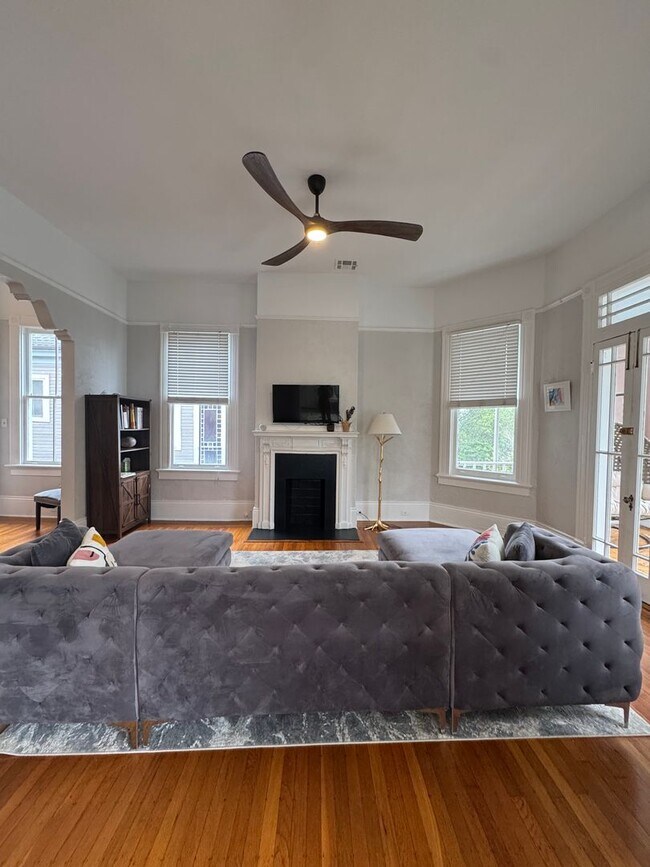 Building Photo - Spacious 4bed/ 3bath home located in the heart of Uptown - Partially furnished ***