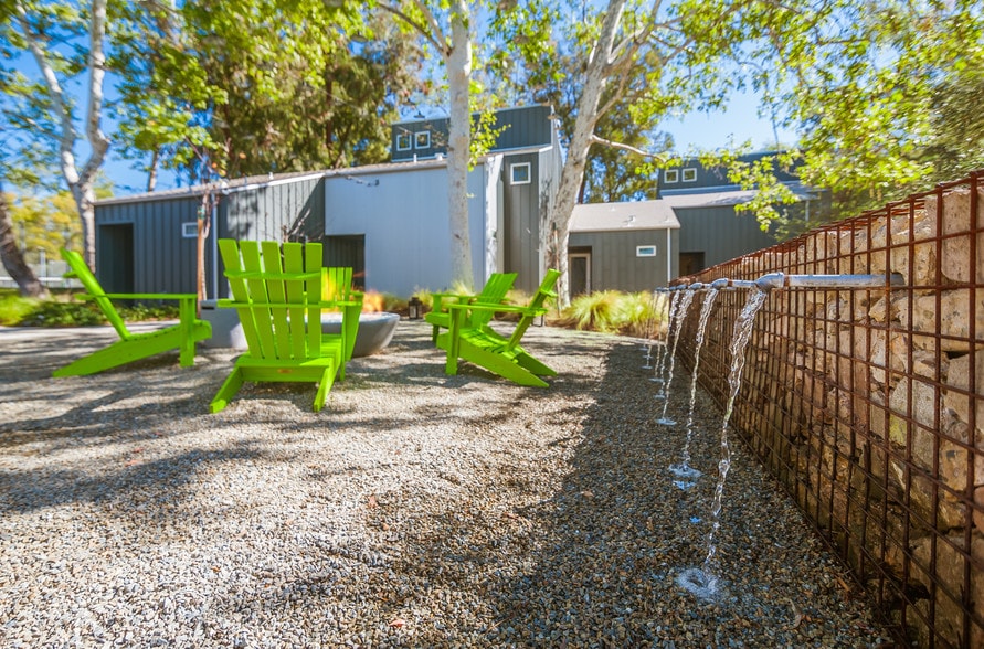 Courtyard - 23501 Ave La Caza Ave