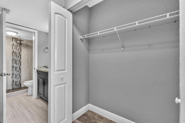 Building Photo - 2850 N Oakland Forest Dr