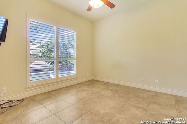 Building Photo - 4 Bedroom/4 Bath Champion Ridge Subdivision