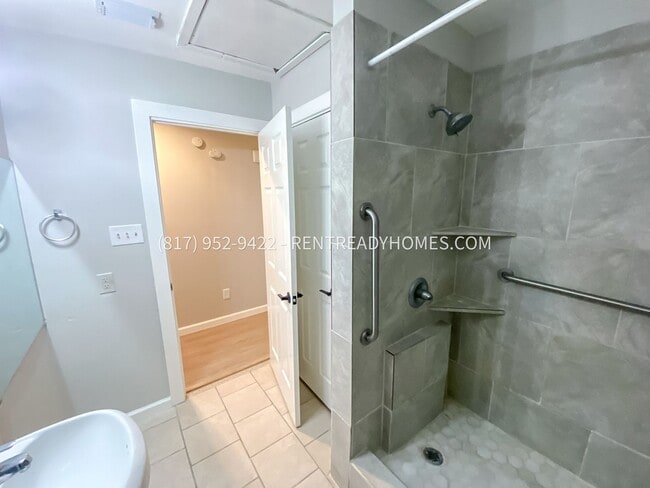 Building Photo - 321 Frontier Dr