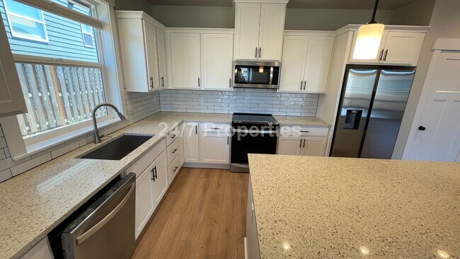 Building Photo - Modern 3 BD | 2 BA Home w/ Bonus Room - Es...