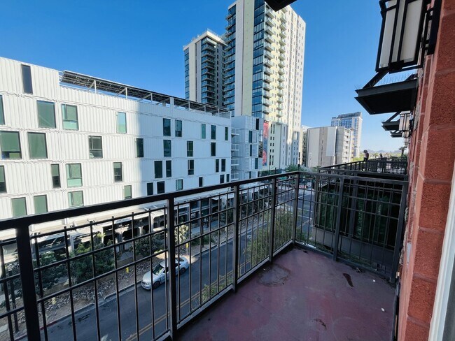 Building Photo - "Discover Urban Elegance: Spacious 1417 Sq Ft Studio Condo in the Heart of Phoenix!"