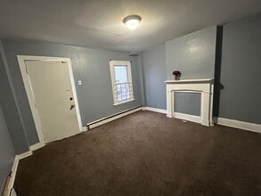 Building Photo - 2 bed freshly updated