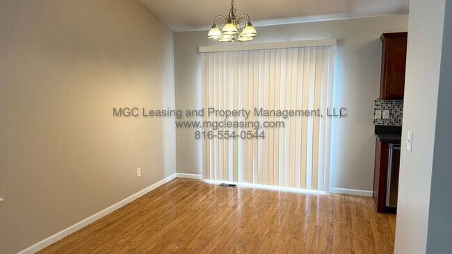 Building Photo - Charming Townhome in Prime Northland Locat...