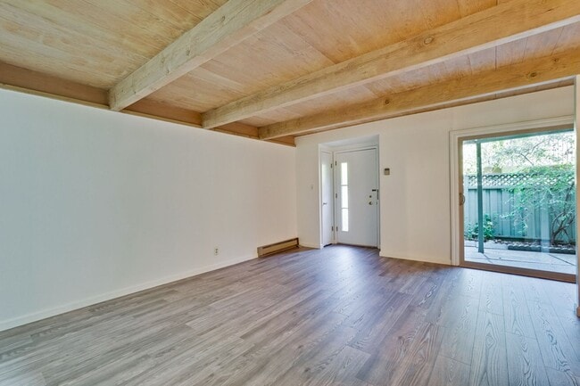 Building Photo - 2 Bedroom 1 Bath Two Story Townhome