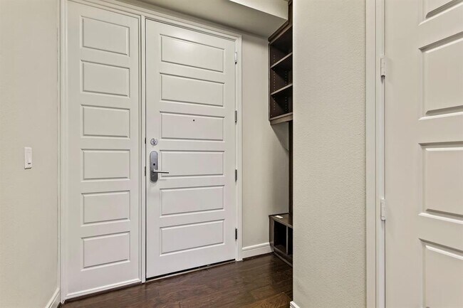 Building Photo - 214 Barton Springs Rd