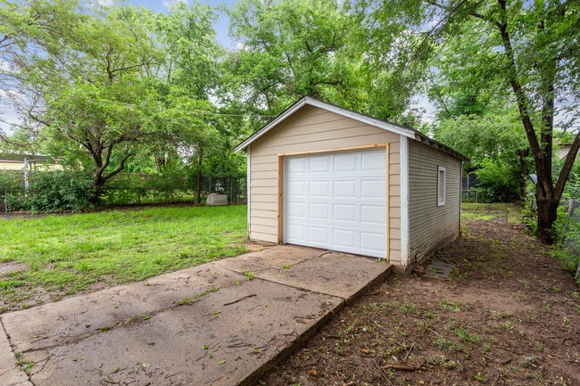 Building Photo - 6543 N East Park View St