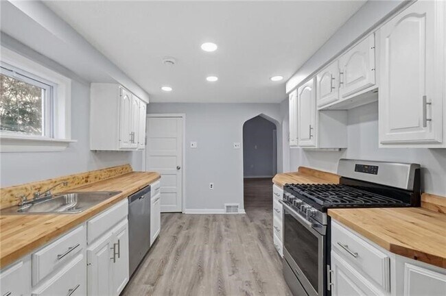Building Photo - 228 Sylvan Walk