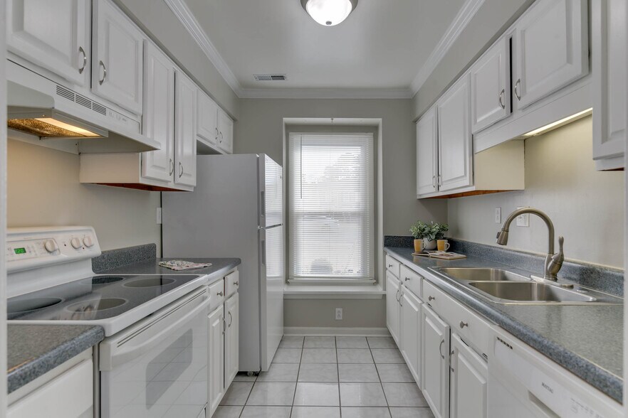 Cheery Kitchen! - 425 Rennie Ct