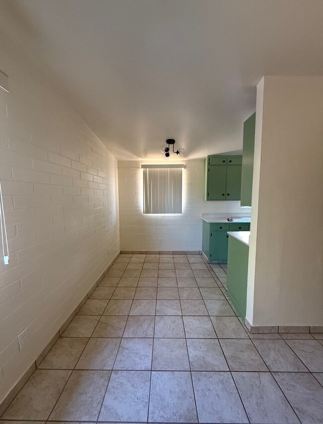 Building Photo - 2642 N Santa Rita Ave