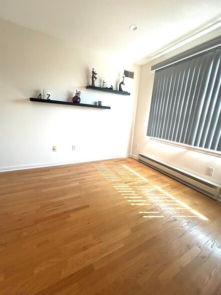Building Photo - 302 Grand Ridge Dr