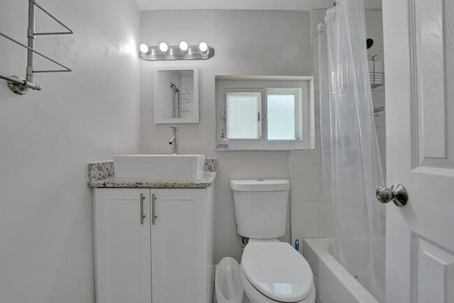 Building Photo - 3 bedroom in Dania Beaach FL 33004