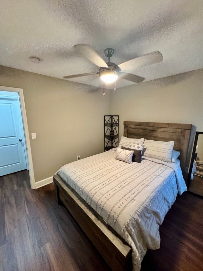 Building Photo - 226 Edgewater Ln