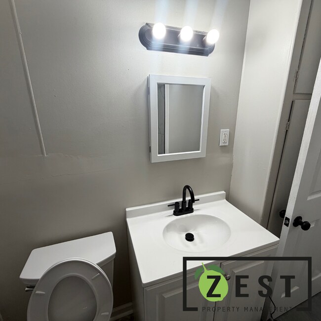 Building Photo - Amazing 3bed 1Bed- $1200