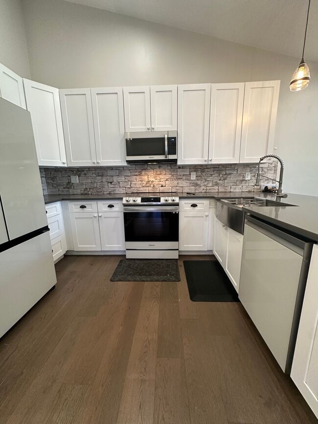 Building Photo - 3 Bed 2 Bath Remodeled Home for Rent!