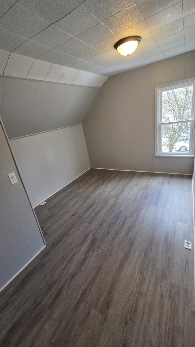 Building Photo - "3 Bedroom Beautifully Updated home on West 81st Street!"