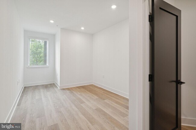 Building Photo - 1419 W Grange Ave