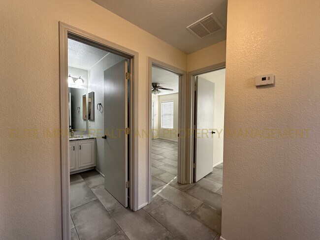 Building Photo - 3505 N Sierra Springs Dr