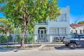 Building Photo - 301 SW 10th Ave