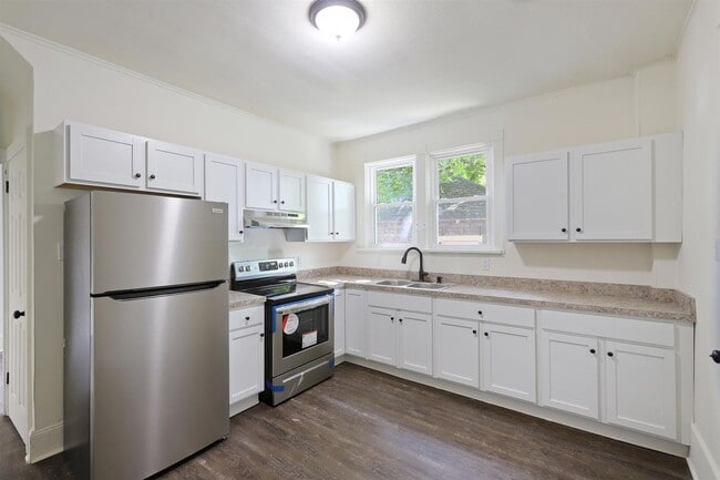 Building Photo - Charming 3 Bedroom 1.5 Bathroom Located in Uptown Harrisburg!