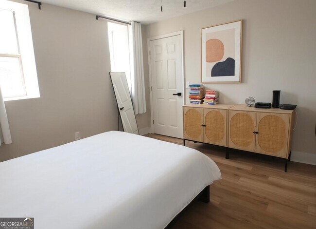 Building Photo - 1101 Magical Way