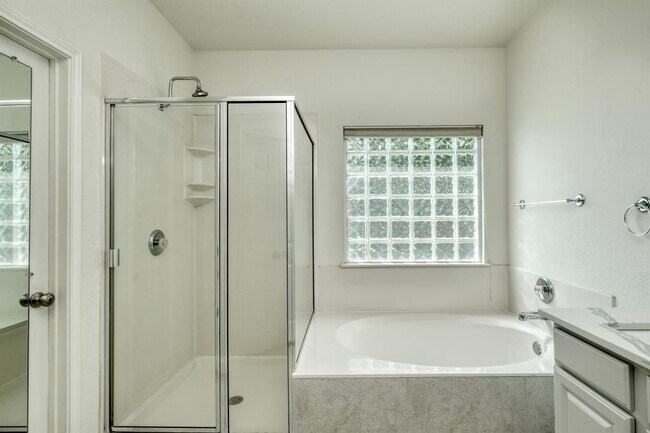 Building Photo - 811 Bedford Ct