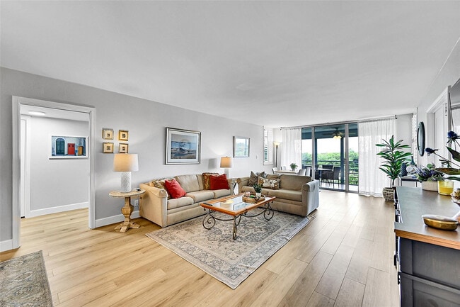 Building Photo - 4020 W Palm Aire Dr