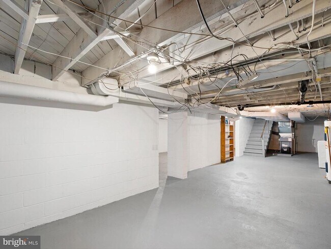 Building Photo - 605 W Lea Blvd