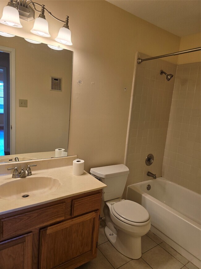 Building Photo - 9797 Leawood Blvd