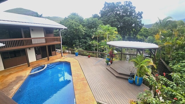 Building Photo - Kaneohe Bay 4/3.5 with way to much to list!