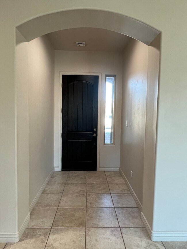 Building Photo - 4 BEDROOM HOME!