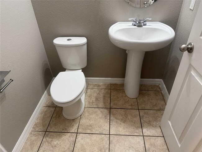 Building Photo - 12030 Silverlake Park Dr