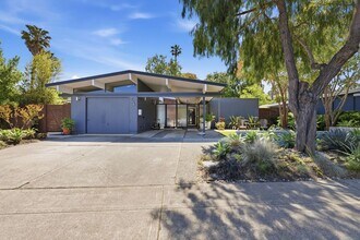 Building Photo - Beautifully Remodeled, Furnished 3 Bed + Office, 2 Bath Home- Available Short Term Only!