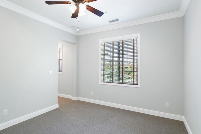 Building Photo - Beautiful 5 bedroom/ 3 Bath Miraleste home...
