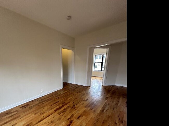 Building Photo - 3 bedroom in Chicago IL 60613