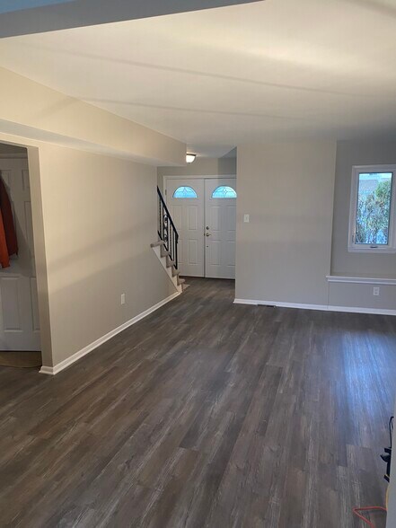 Living Room - 1102 Oak Cir