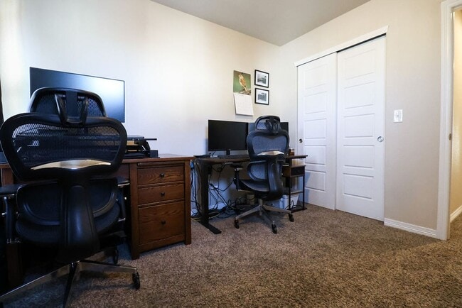 Building Photo - 3 Bedroom, 2.5 Bathroom Townhome. June 2026 Move-In! 2-year lease option!