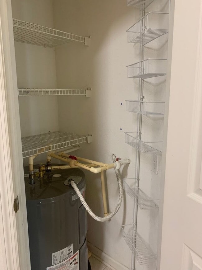 Building Photo - Lovely 3 Bedroom 2 Bath Condo