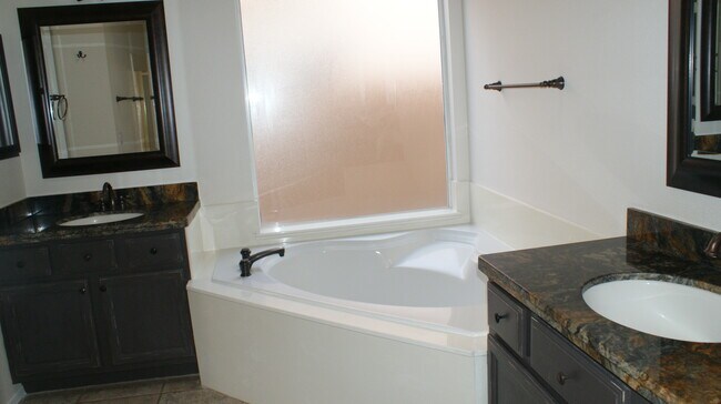 Building Photo - 871 W Horseshoe Ave